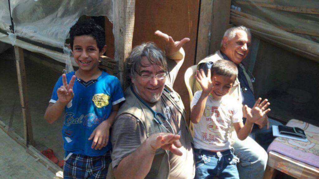 médico español y unos niños en un campo de refugiados